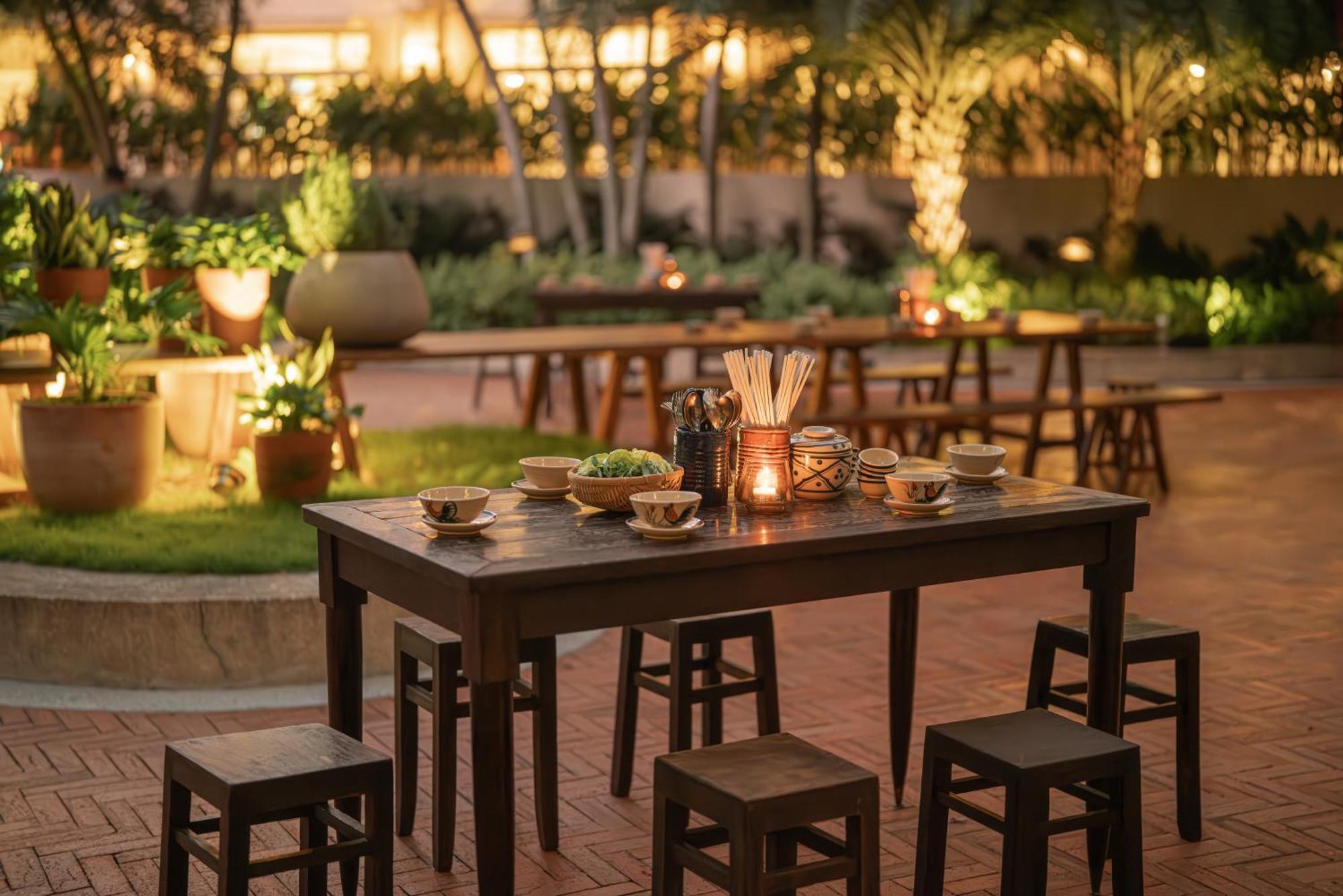 New World Saigon Hotel Ho Chi Minh City Exterior photo The Deck