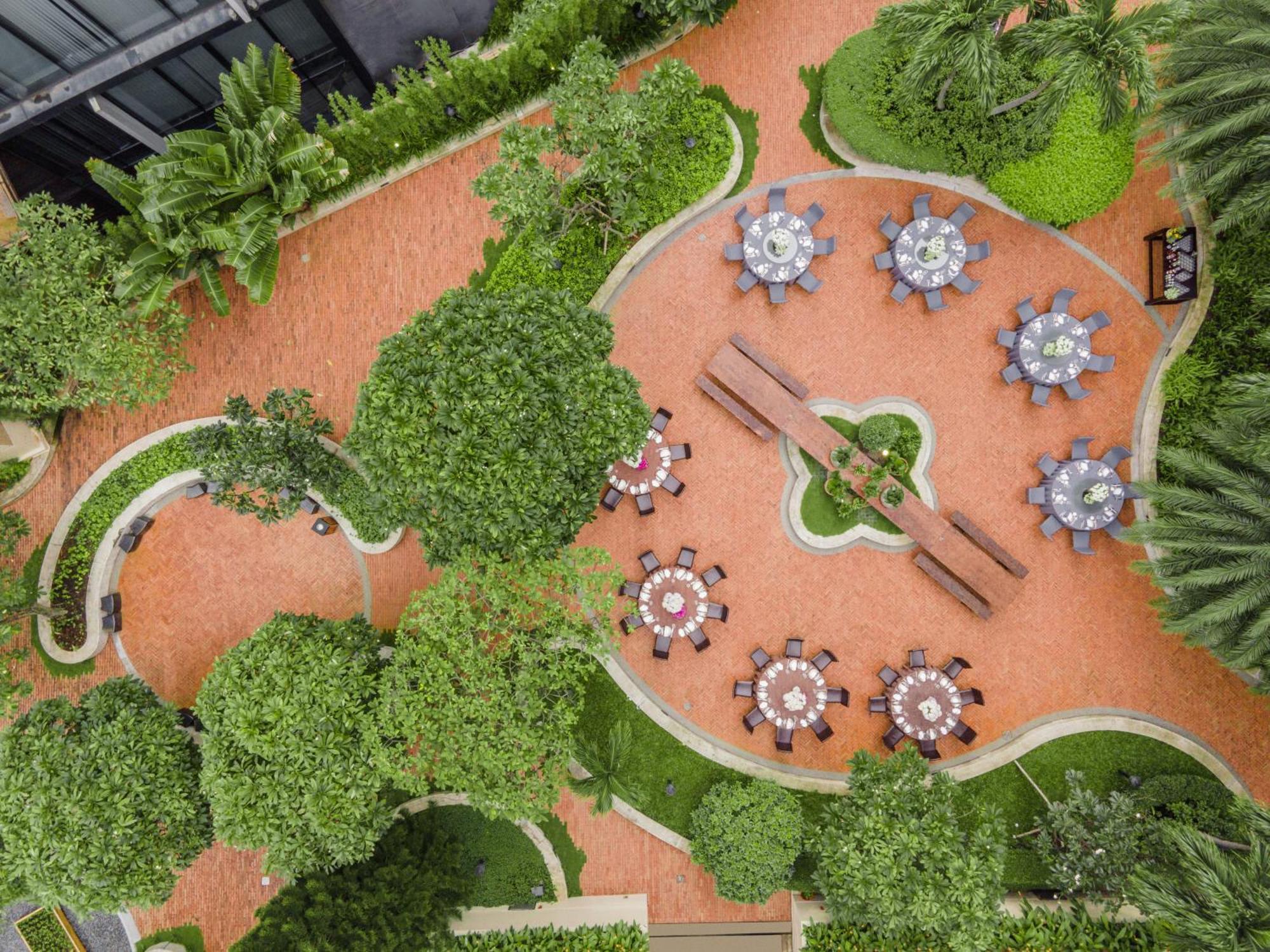 New World Saigon Hotel Ho Chi Minh City Exterior photo The Garden